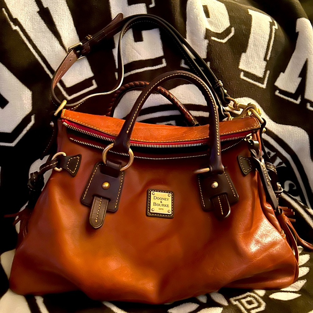 Dooney & Bourke Stanwich Satchel ♥️ ♥️